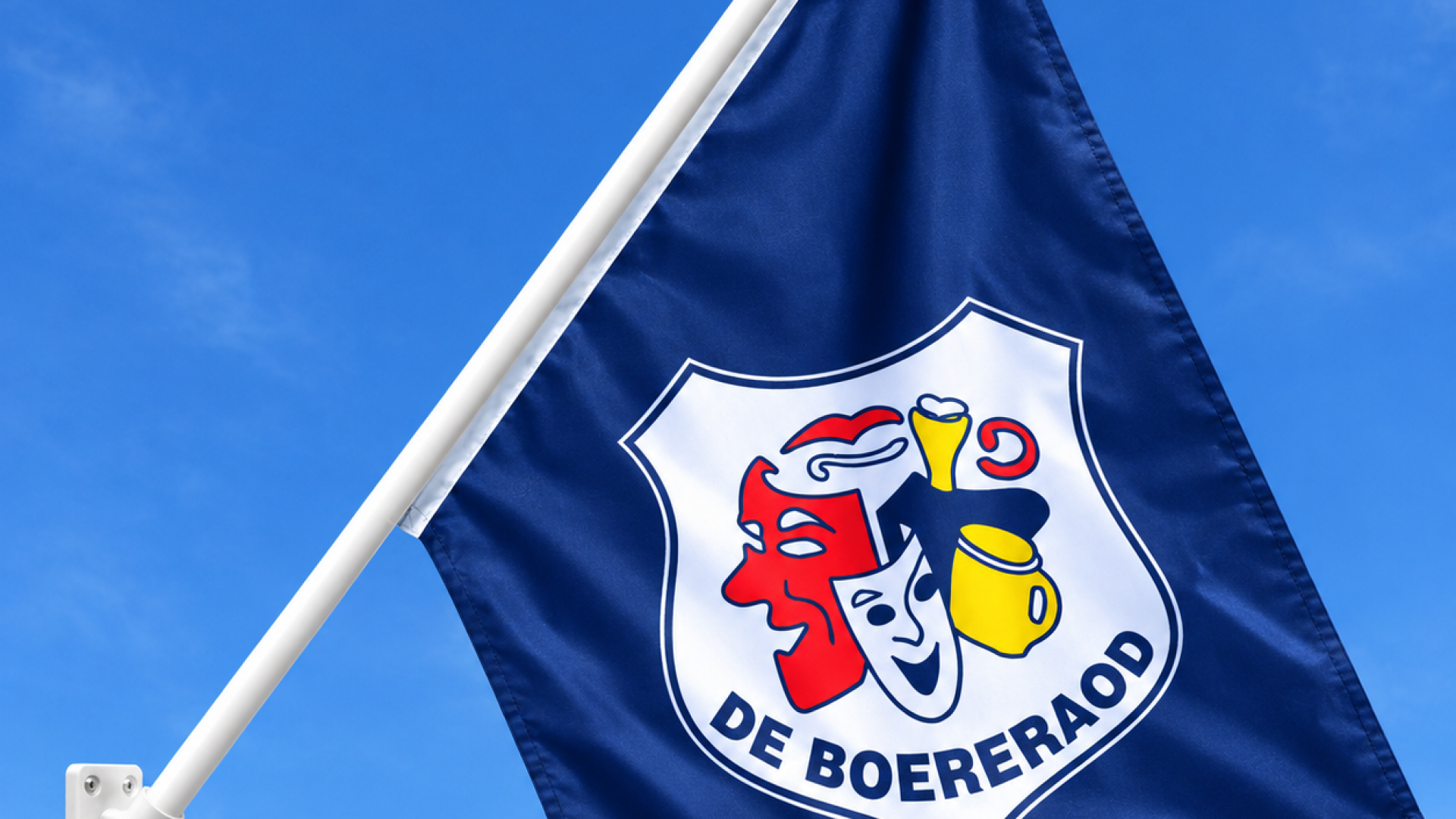 Wapperende De BoereRaod-vlag aan witte mast